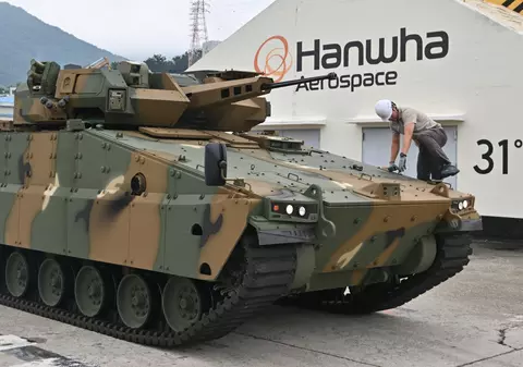Sud-coreenii de la care cumpărăm sisteme de artilerie vor construi o fabrică de blindate în România. „Va deveni un hub regional”