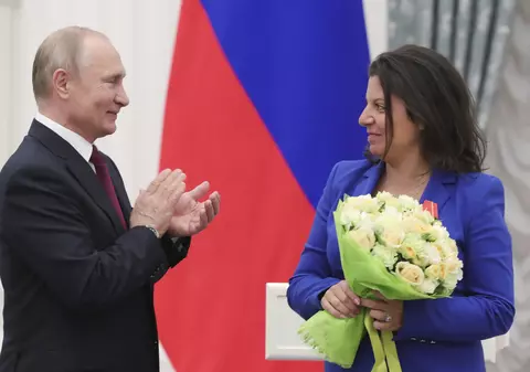 Influencerii pro-Trump finanțați din Rusia se declară victimele unei înșelătorii: „Putin este un ticălos”