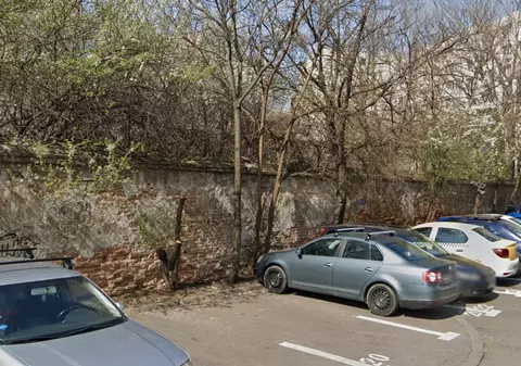 Un zid dezafectat s-a prăbușit peste mai multe maşini într-o parcare din Bucureşti | VIDEO