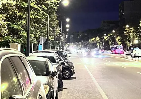 Parcare neobișnuită la Constanța, pe bulevardul Mamaia. Metoda inedită găsită de șoferul unui Smart