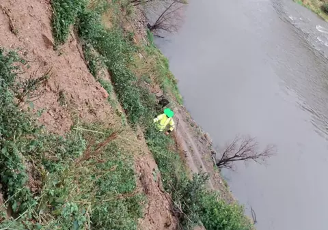 Persoană blocată pe un versant de pe Valea Oltului, la 70 de metri înălțime, recuperată de salvamontişti 