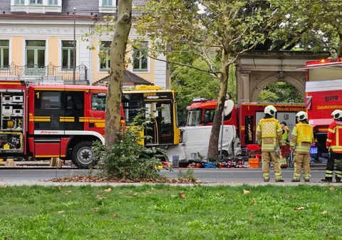 30 de victime printre pasagerii unui autobuz, care a smuls un copac din rădăcini și apoi s-a urcat pe o dubă, în Dresda