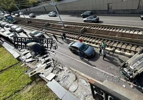 O mașină s-a răsturnat la intrarea în Pasajul Lujerului, din București, pe linia de tramvai 41 | VIDEO