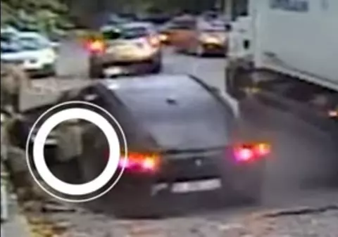 Momentul în care o mașină cade într-o groapă formată în asfalt în București I VIDEO