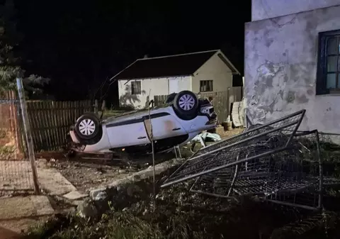 Tânăr mort de ziua lui, în mașina răsturnată chiar în curtea casei părinților, treziți din somn de o bubuitură