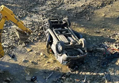 O fetiță de 9 ani a scăpat cu viață dintr-o mașină care a căzut de pe un pod din Vrancea. Șoferul a murit în accident