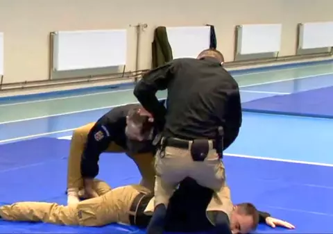 Un luptător SAS i-a rupt mâna unui polițist din Galați la un antrenament. Agentul, dus la spital și operat