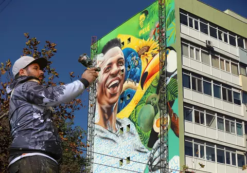 Fotbalistul Vinícius, pictură murală uriașă în centrul Bucureștiului. „Blocul acesta începe să devină faimos”. Lucrarea este realizată de un artist brazilian celebru