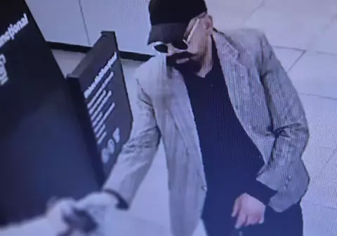 A fost prins bărbatul care a intrat deghizat într-o bancă din Iași și i-a amenințat pe angajați | VIDEO