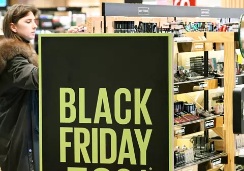 Capcanele campaniei de Black Friday. „Oamenii pot folosi cumpărăturile ca pe o modalitate de a evada din problemele cotidiene”