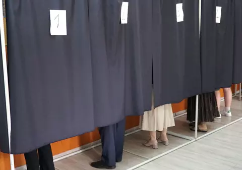 Să nu fim mai proști decât aleșii noștri! Politicienii sunt oglinda noastră, a cetățenilor turmentați