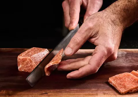 Se deschide primul laborator de carne hibrid din România. Ce conțin produsele făcute la Timișoara