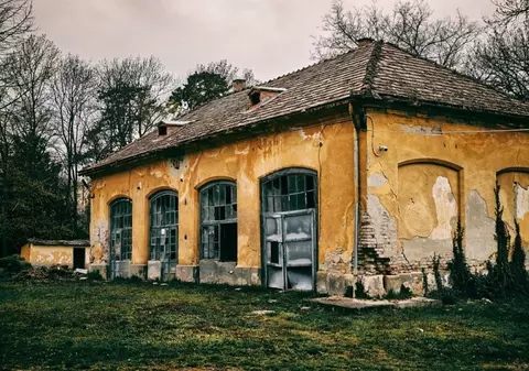 Doi români și cei opt copii ai lor au renovat o casă abandonată din Franța și s-au mutat în ea, apoi proprietarii au chemat poliția