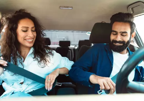 Cine nu este obligat să poarte centura de siguranţă