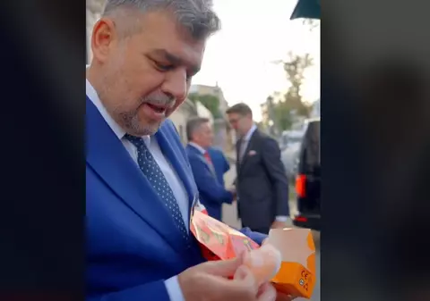 Marcel Ciolacu, viral pe TikTok, după ce deschide meniul McDonald's pentru copii și descoperă surpriza: „Păi mai iau un cheesburger!” | VIDEO