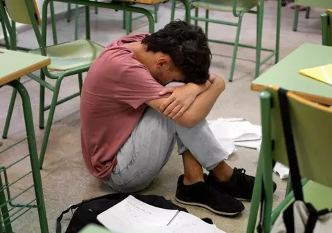 Elev din Sibiu, închis în toaleta școlii de trei colegi și amenințat cu bătaia| VIDEO