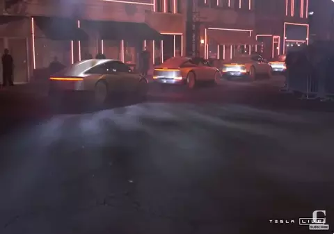 Elon Musk a prezentat Cybercab, robotaxiul care se conduce singur: „Ca și cum ai sta într-un mic salon confortabil” | VIDEO