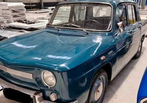 Un bucureştean a scos la vânzare primul model de Dacia. Mașina este în starea originală și pornește imediat