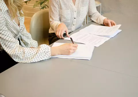 Candidații 45+ pe piața muncii, categoria cu cele mai puține aplicări și care caută joburi în special în retail, construcții, servicii, transport/logistică și producție