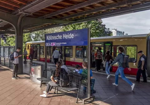 Geantă cu explozibil găsită într-o gară din Berlin. Operațiune de amploare a poliției pentru găsirea bărbatului care a a abandonat-o și a luat-o la fugă