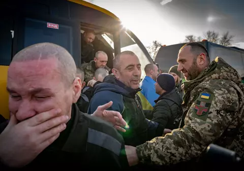 Violuri, bătăi, șocuri electrice. Rușii torturează prizonierii ucraineni în timpul captivității | Raport ONU