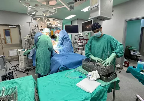 Un chirurg a deschis toracele unui pacient cu un briceag elvețian pe care-l folosea să taie masa de prânz, într-un spital din Marea Britanie