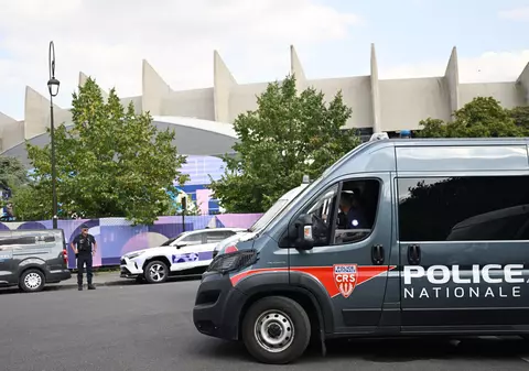 Un băiat de 14 ani, angajat ca ucigaș plătit pentru o crimă din răzbunare, la Marsilia. Suma de bani care i s-a promis