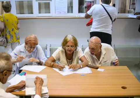 Guvernul analizează modificarea legii pensiilor pentru a reduce vârsta de pensionare a celor care au locuit în zone poluate