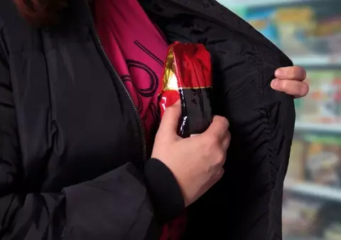 O grupare de infractori români a furat șampanie de 73.000 de lire din supermarketurile din Marea Britanie