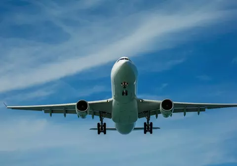 Bărbat arestat după ce s-a urcat într-un avion greșit. Toți pasagerii au trebuit dați jos din avion