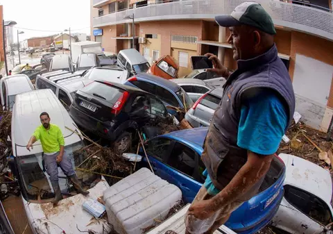 6 români găsiți în viață, 16 români rămân dispăruți în inundațiile din Spania, anunță MAE