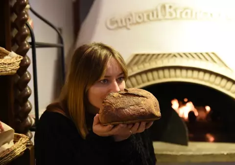 Cât costă o pâine la brutăria Laurei Cosoi: „Are gustul din copilărie, făcută de bunici, la țară”. Oamenii stau la coadă zilnic