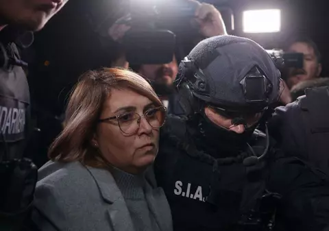 Fiica Laurei Crişan îi cere acesteia 500.000 de euro. Avocata e acuzată că şi-a asasinat tatăl