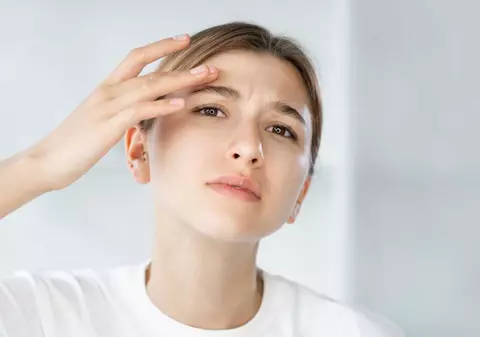 Îngrijirea tenului gras – soluții eficiente pentru a controla excesul de sebum