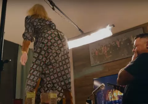 Loredana Groza a dansat pe masa lui Mihai Bobonete la podcast: „Ți-am promis, asta e! Ce nu fac pentru bani?”