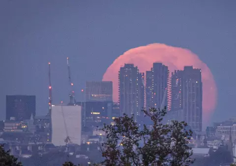 Imagini unice cu Luna Vânătorului, cea mai mare și mai strălucitoare superlună din 2024