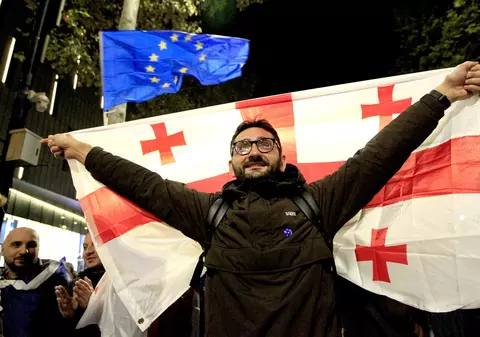 Zeci de mii de manifestanţi pro-UE au mărşăluit în Georgia, înainte de alegeri: „Europa sau întoarcerea la un trecut rusesc incert” | VIDEO