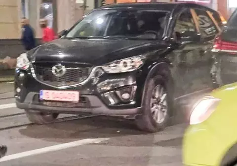 Un șofer de 19 ani și-a parcat mașina pe șine și a blocat zece tramvaie mai mult de o oră, în Iași. Când a apărut, era în pijamale și râdea