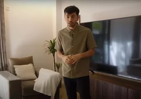 Imagini din casa în care locuiește Mircea Bravo. După ce a stat în chirie, și-a cumpărat un duplex cu două etaje în Cluj-Napoca