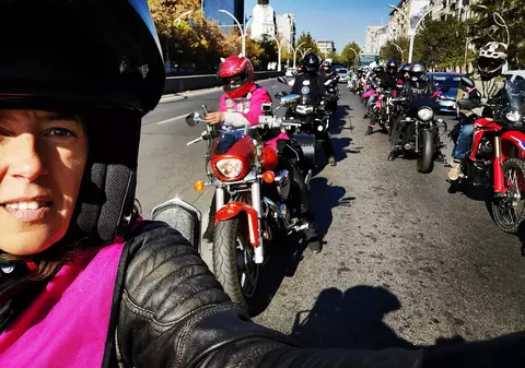 Marşuri moto Pink Ride în Bucureşti şi Cluj-Napoca, pentru conștientizarea precoce a cancerului de sân