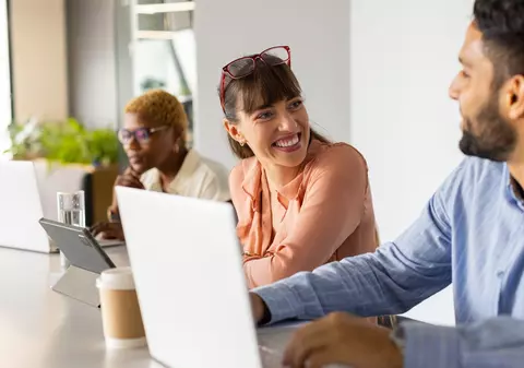 Peste 50% dintre angajații la stat au între 45 și 65 de ani. Doar 4 din 10 români aleg să lucreze în sectorul public | STUDIU