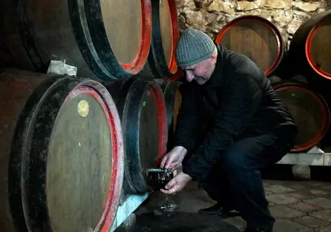 Vladimir Putin, șters din istoria vinului moldovenesc după invazia din Ucraina. NY Times scrie despre gestul cramei Cricova față de liderul rus