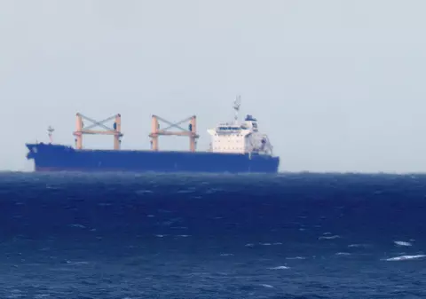 O navă avariată încărcată cu mii de tone de îngrășământ explozibil din Rusia plutește în derivă în nordul Europei și nu e primită în niciun port: „Megabombă plutitoare”