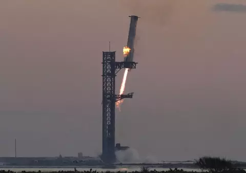SpaceX reușește o manevră istorică: primul test de capturare a boosterului Super Heavy