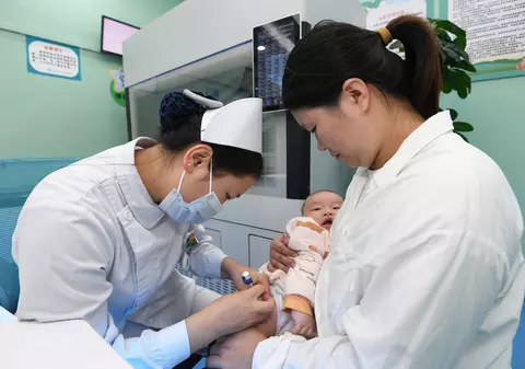 Femeilor din China le este tot mai teamă să aibă copii. Regimul de la Beijing încearcă să înțeleagă de ce