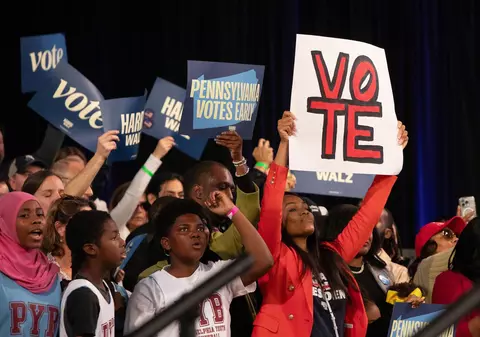 Kamala Harris a luat la pas cartierele de culoare din Philadelphia. S-a oprit la un coafor şi la o librărie. „Îmi fac viața grea” I VIDEO