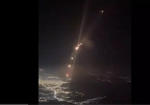 Momentul în care rachetele trase de Hezbollah spre Israel au trecut pe lângă un avion de pasageri | VIDEO