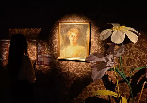 Regina Maria, de la colecționară și pictoriță, la designer de mobilier. Unde pot fi admirate piesele proiectate și pictate de fosta suverană