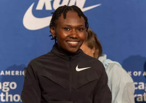 Ruth Chepngetich, din Kenya, prima femeie care aleargă un maraton sub două ore și zece minute
