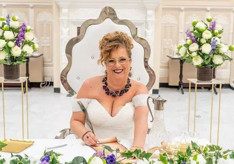 Cine are nevoie de partener? O femeie de 43 de ani s-a căsătorit cu ea însăși, iar la un an distanță și-a aniversat „relația” cu șampanie și flori de 10.000 de lire